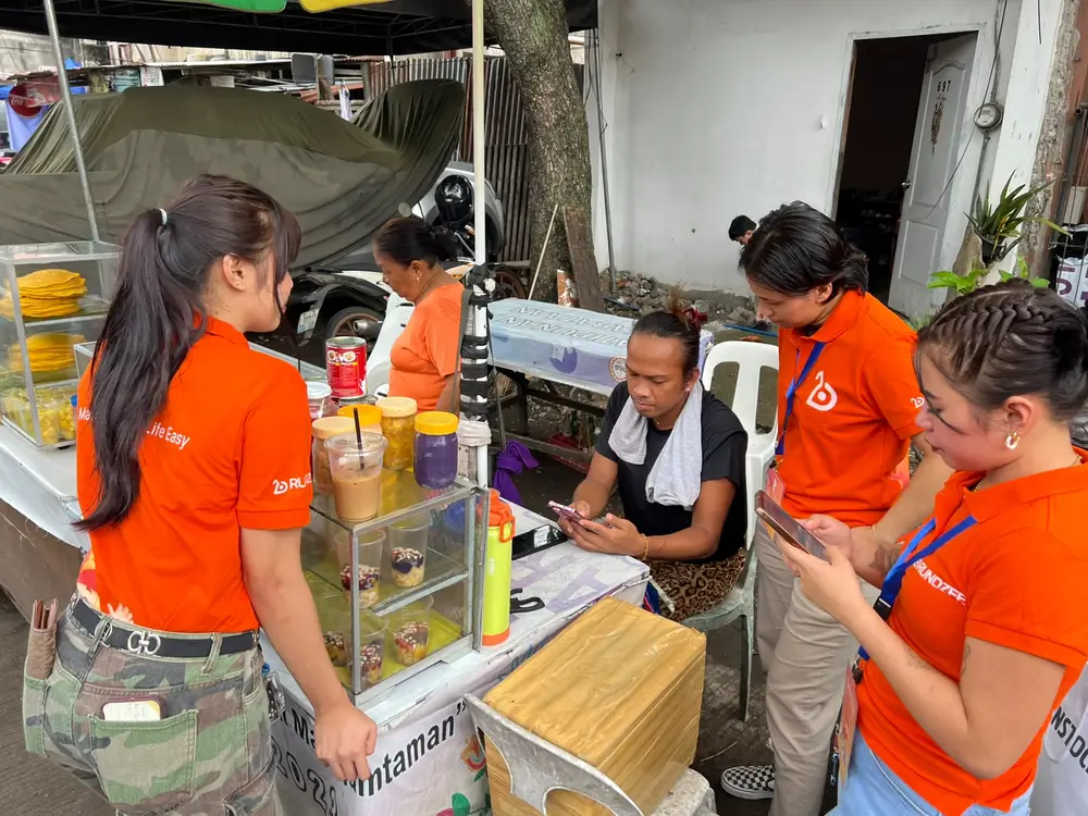 Signing up a local food merchant — Rundzee team
